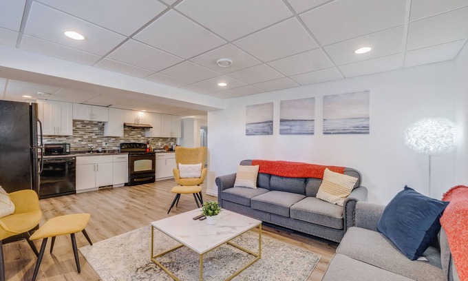 Edmonton Apartment | WJ - 2BR Basement suite w/Fully Fenced Yard