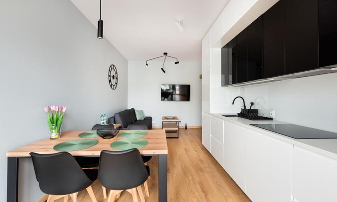 Powazki Apartment | Wola Skwer Sunny Apartment by BookingHost