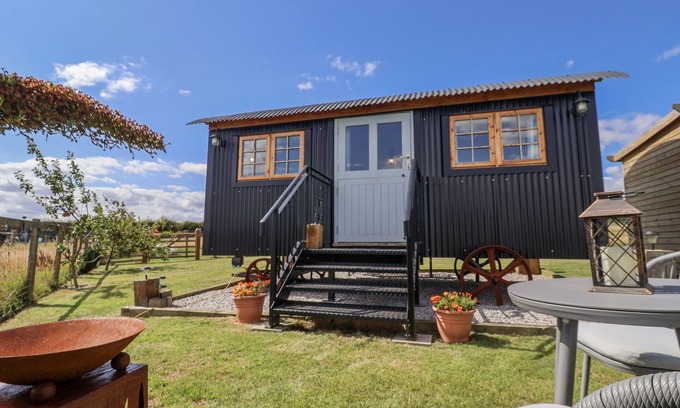Goodmanham Cottage | WOLDS HOOT, pet friendly, with a garden in Market Weighton