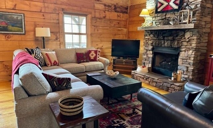 Wolf Laurel Cabin | Wolf Laurel Bee Mountain Retreat - Pet Friendly