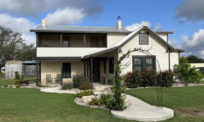 Hondo House | Wolff Heim - Historic Country Home in D'Hanis