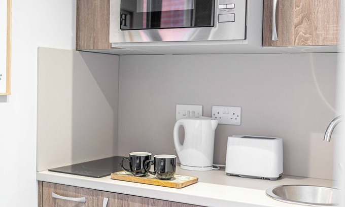 Wolverhampton Apartment | Wolverhampton Spacious Studio Apartment- Central Loc & near local attractions
