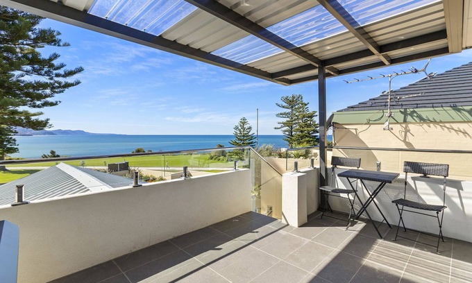 Bulli Apartment | Wonder 'n' Awe Lodge - 150m to Sandon Point Beach