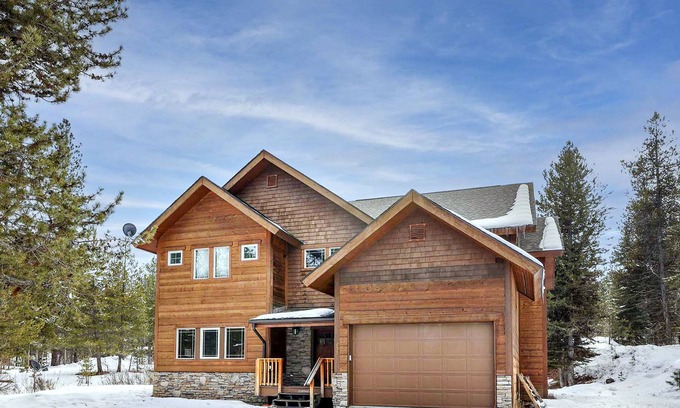 McCall House | Wonderful 5 bdrm cabin on 1acre wooded lot with stream