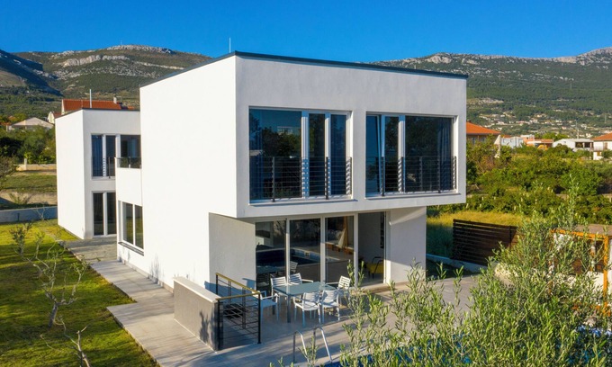 Rudine Villa | Wonderful 5-bedroom villa with swimming pool in Kaštel near Trogir and Split