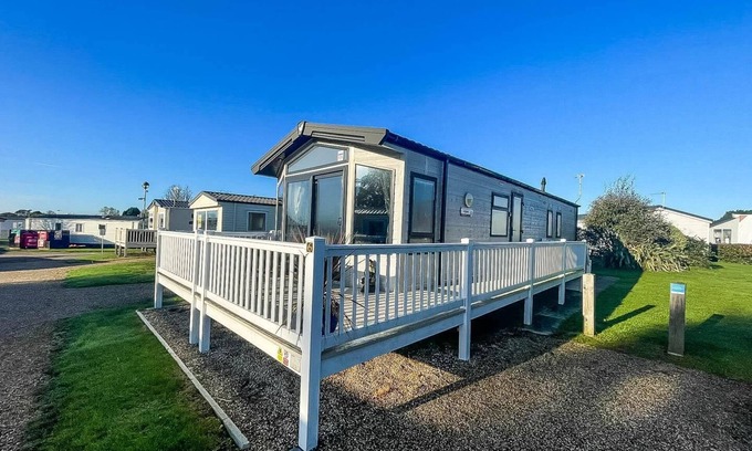 Great Yarmouth House | Wonderful 6 berth caravan for hire by a stunning Norfolk beach ref 19006SD