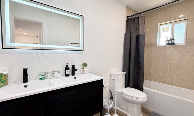 F. Q. Story Apartment | Wonderful apartment with AC in vibrant Phoenix