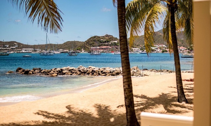 Marigot Apartment | Wonderful beachfront Condo with poolview in Marigot