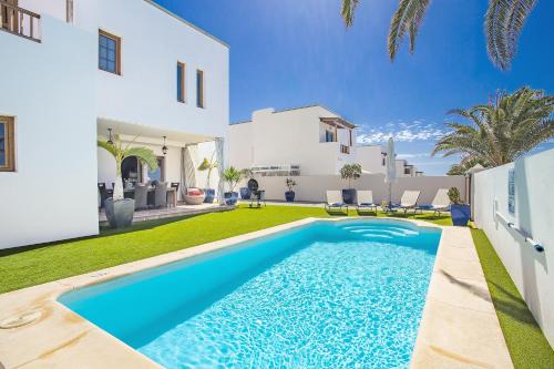 Costa Teguise Villa | Wonderful Costa Teguise Villa - 5 Bedrooms - Villa Caletas Teguise - Perfect For A Large Group - Private Pool
