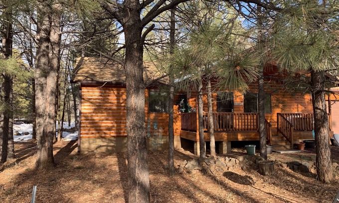 Pinetop House | Wonderful dog friendly log cabin to enjoy the cool mountain weather.