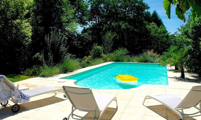 Saint-Sulpice-les-Feuilles House | Wonderful private villa with WIFI, private pool, hot tub, TV, patio, pets allowed and parking