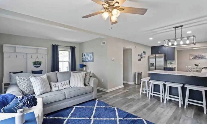 Wood Dale House | Wonderful in Wood Dale, right by ￼O’Hare airport!