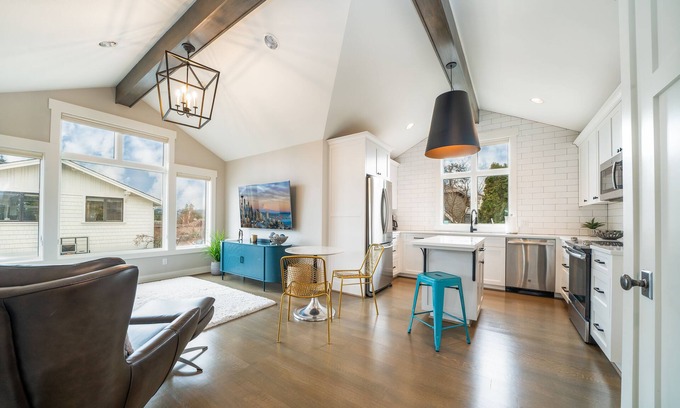 Market House | Wonderful Kirkland Guest House near the beach!