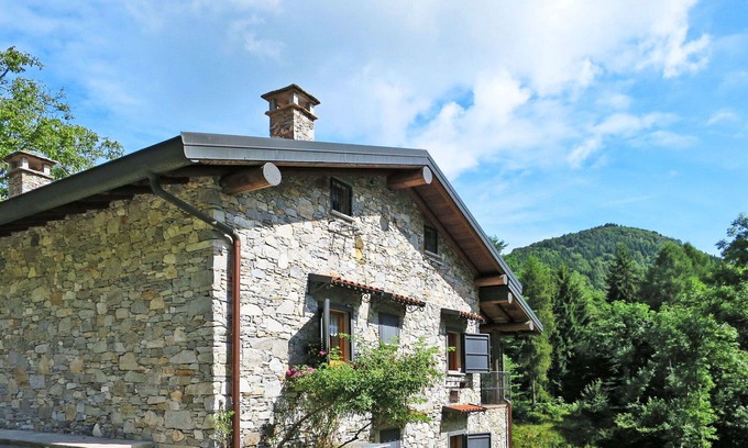Porto Valtravaglia House | Wonderful private villa for 6 guests with TV, patio and pets allowed