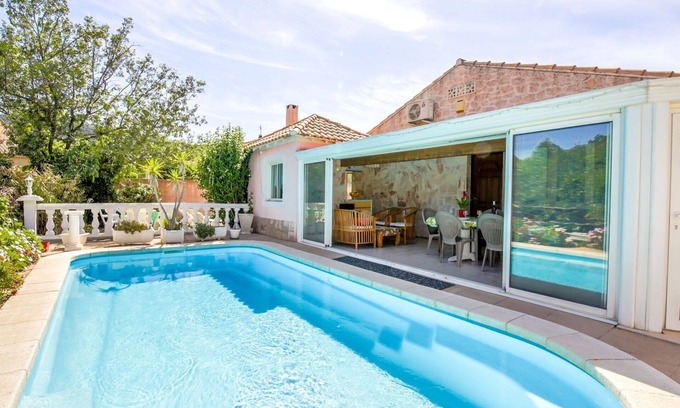 Sollies Pont House | Wonderful private villa with WIFI, A/C, private pool, TV, terrace, pets allowed and parking