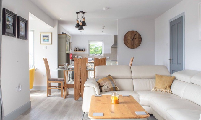 Dunvegan House | Wonderful private villa for 6 people with WIFI, TV, patio and parking