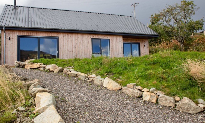 Breakish House | Wonderful private villa for 2 guests with WIFI, TV, terrace and pets allowed