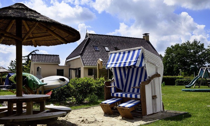 Vlagtwedde House | Wonderful private villa for 12 people with WIFI, pool, TV, terrace and parking