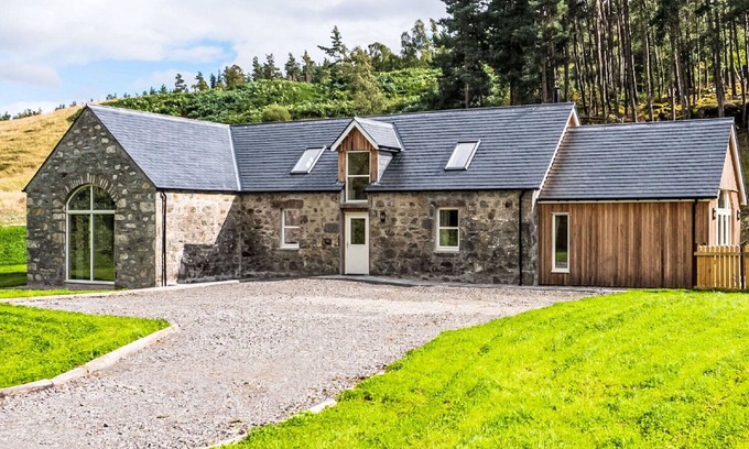 Corrimony House | Wonderful private villa for 6 guests with WIFI, TV, terrace, pets allowed and parking