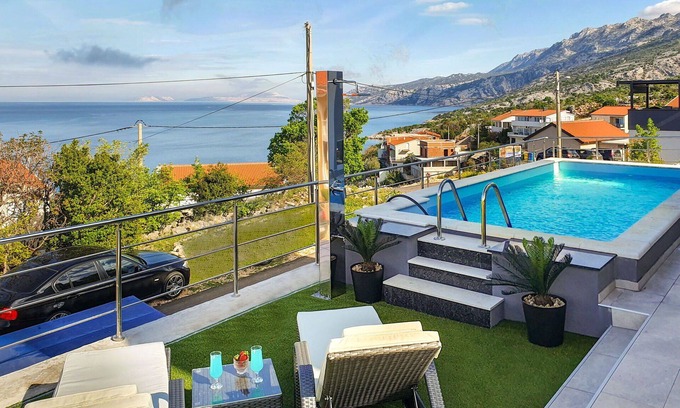 Prizna House | Wonderful private villa for 8 guests with private pool, WIFI, A/C, TV and terrace