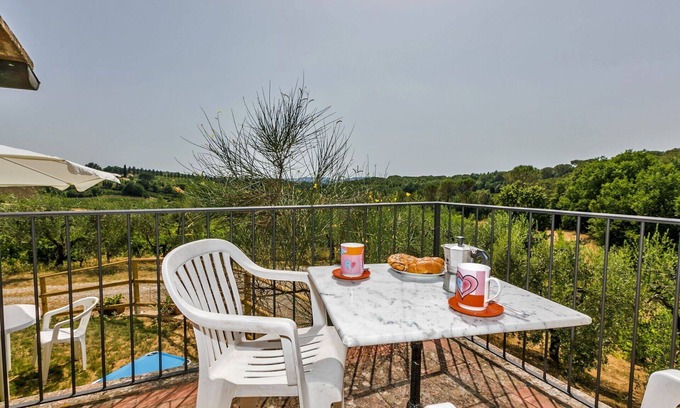 Scandicci Villa | Wonderful private villa for 4 guests with WIFI, TV, patio, pets allowed, panoramic view and park.