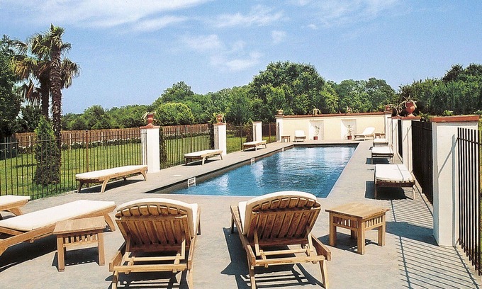 Plage d'Argeles Villa | Wonderful private villa for 16 guests with private pool, WIFI, TV, patio and pets allowed