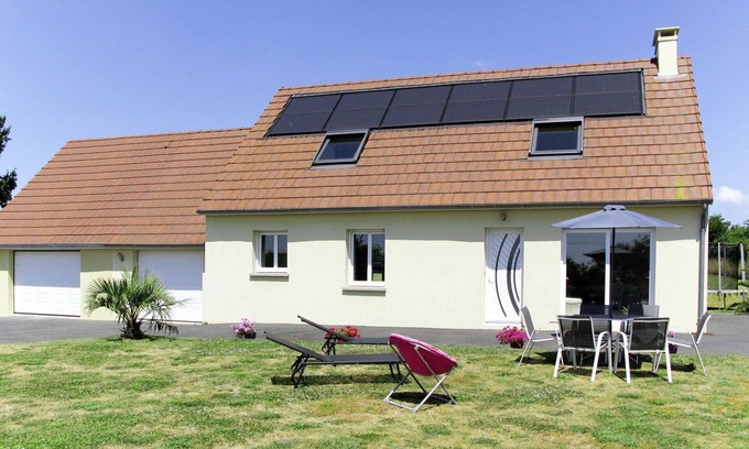 Surville House | Wonderful private villa for 6 guests with WIFI, TV, patio and pets allowed