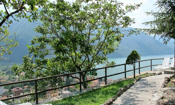 Porlezza House | Wonderful private villa for 4 guests with WIFI, TV, patio and pets allowed