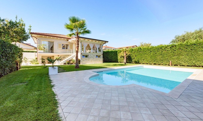 Querceta Villa | Wonderful private villa with A/C, WIFI, private pool, TV and parking, close to Forte Dei Marmi