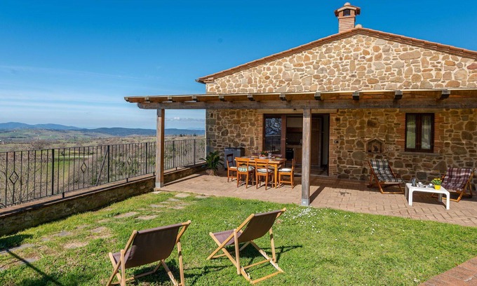 Scansano House | Wonderful private villa for 8 guests with WIFI, patio, pets allowed, panoramic view and parking