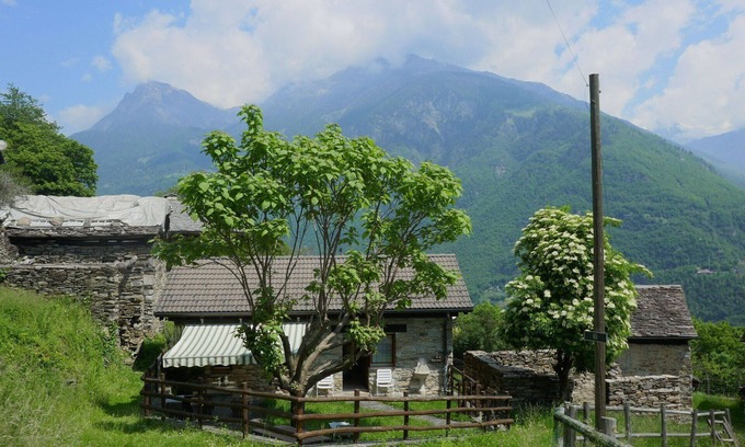 Semione House | Wonderful private villa for 4 people with TV, patio, pets allowed and panoramic view