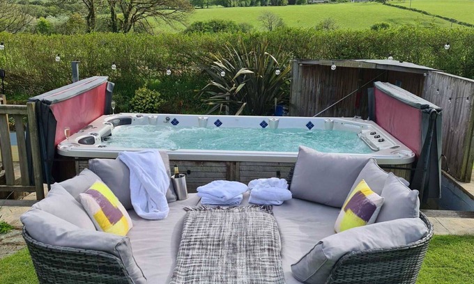 Fivelanes House | Wonderful private villa for 4 people with WIFI, hot tub, TV, patio and panoramic view