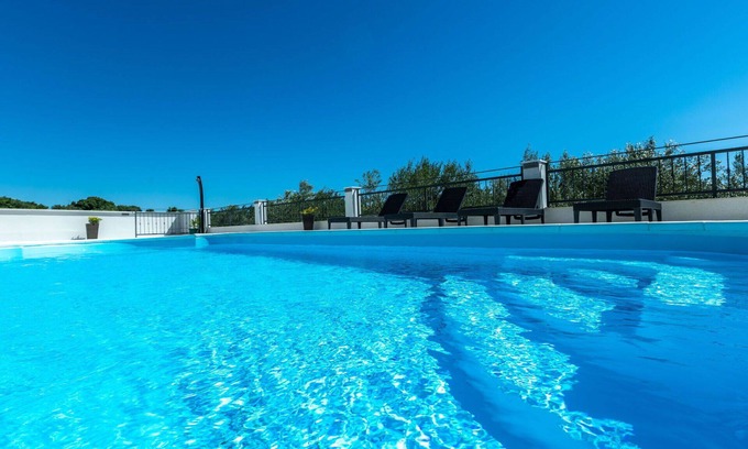 Gornji Zemunik House | Wonderful private villa for 8 people with private pool, A/C, hot tub, WIFI, TV and terrace