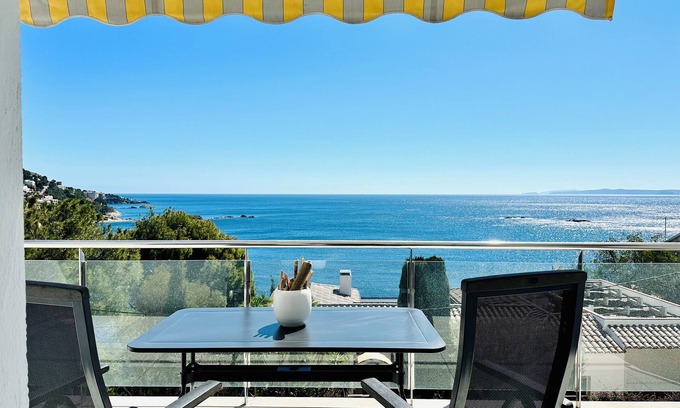 Almadraba-Canyelles Apartment | WONDERFUL SEA VIEW, TO PRACTICE HIKING, 150m. OF THE BEACH.