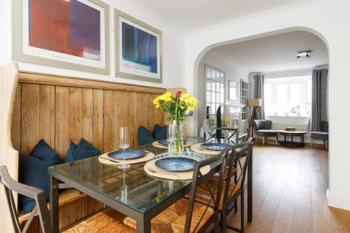 Selsey House | Wonderful Seafront Home - Panoramic Ocean Views