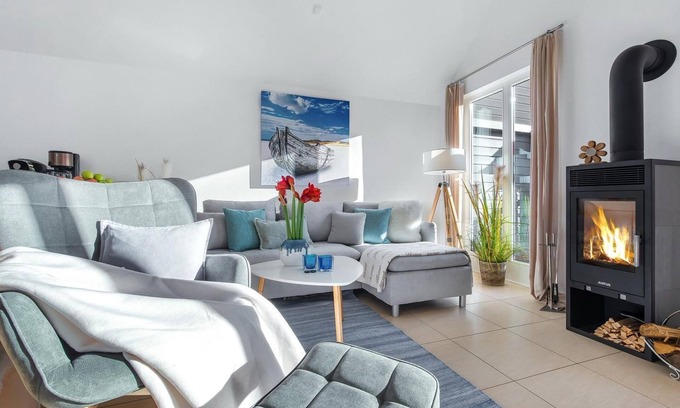 Glowe House | Wonderful vacation apartment with infrared sauna, wood-burning stove and sunny balcony -