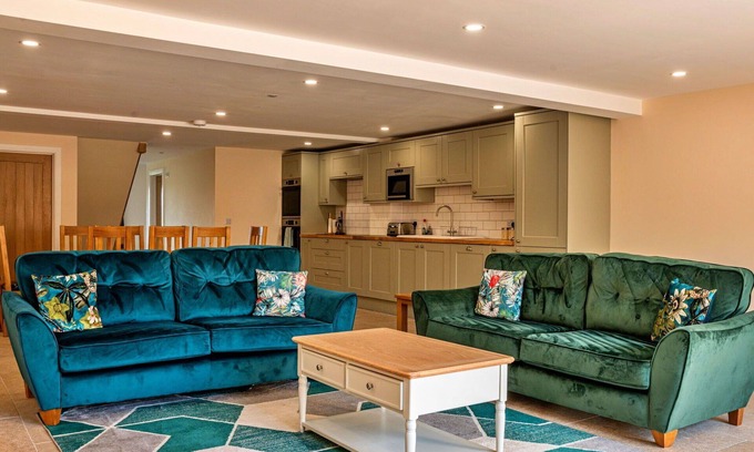 Little Rissington House | Wonderful villa for 8 people with hot tub, WIFI, pets allowed and parking