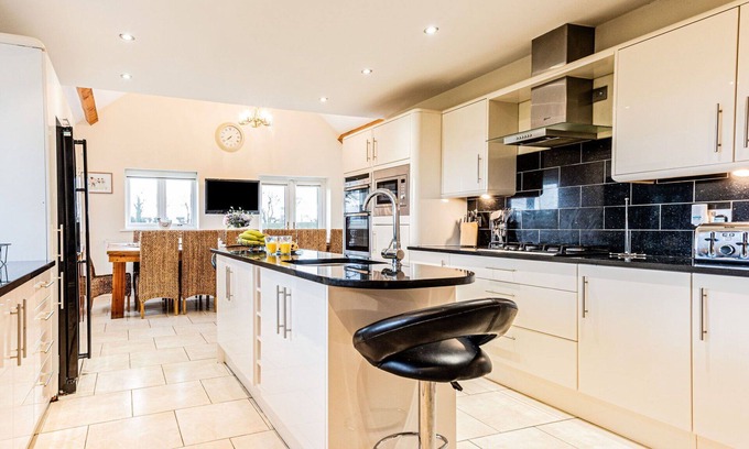 Holywell House | Wonderful villa for 14 people with WIFI