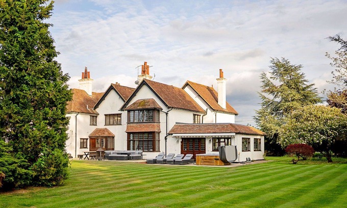 Tring House | Wonderful villa for 16 people with WIFI, hot tub, pets allowed and parking