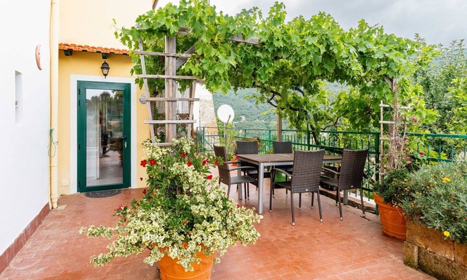 Castellaro House | Wonderful villa for 6 guests with WIFI, TV, terrace and parking