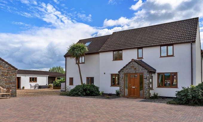 Lympsham House | Wonderful villa for 12 people with WIFI, hot tub, terrace, pets allowed and parking
