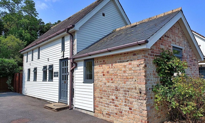 Liverton House | Wonderful villa for 6 guests with pool, WIFI, hot tub