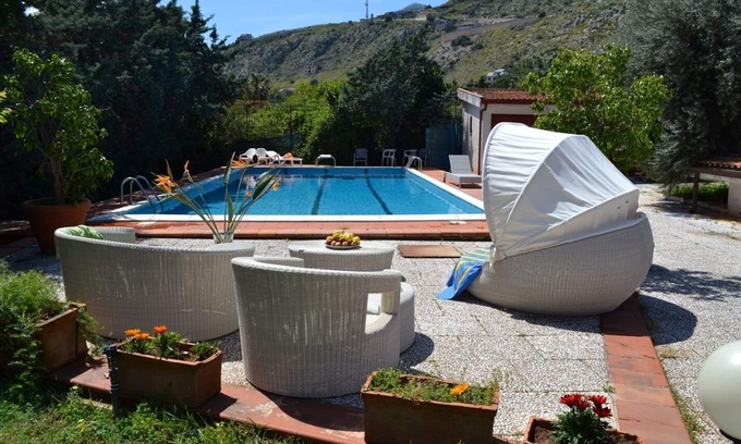 Partanna Villa | wonderful villa with private swimming pool, garden flowers and citrus