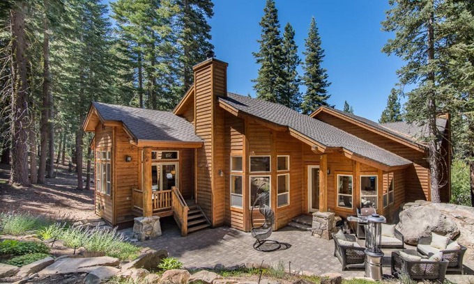 Truckee House | Wooded Luxury at Tahoe Donner