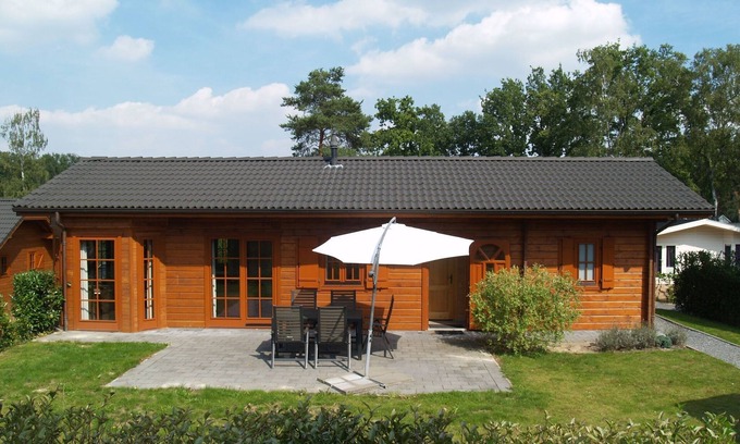 Langeberg Ski Chalet | Wooden chalet near Brunssummerheide