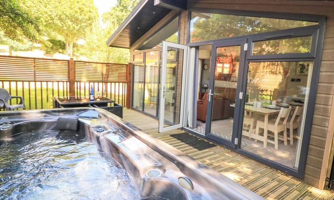 Liverton Cottage | WOODLAND VIEW 7 - OAK CABIN, pet friendly, with pool in Chudleigh