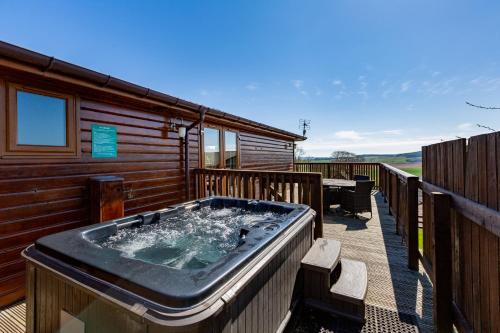 Cupar Ski Chalet | Woodpecker Lodge with Hot Tub
