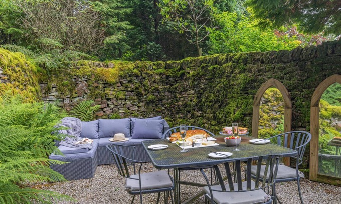 High Peak House | Woodpecker - Two Bedroom House, Sleeps 4