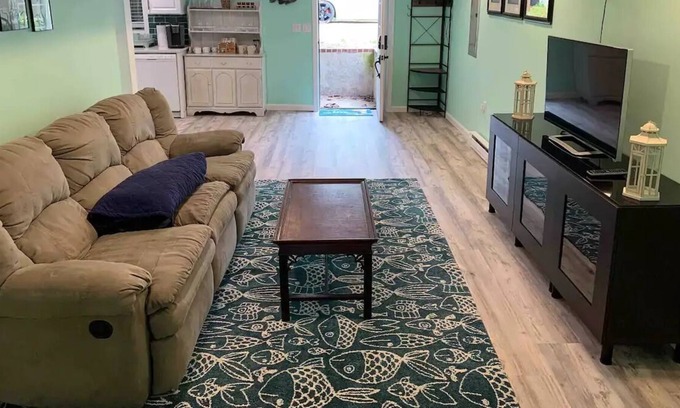 Falmouth House | Woods Hole Bungalow Apartment