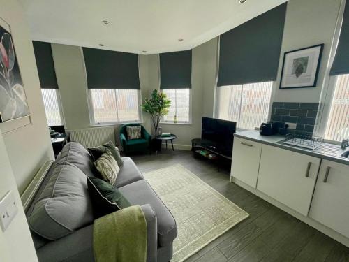 Liverpool Apartment | Woolton Escape Light-filled Free Parking
